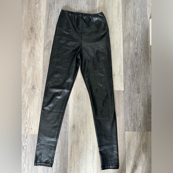 🆕 ARITZIA unreal leather pants/tights - Picture 5 of 9